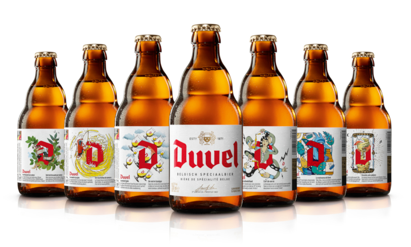 Zeven Duvel flesjes met nieuwe etiketten die vanaf september 2020 worden aangeboden